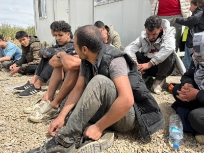 Yunan g&uuml;venlik g&uuml;&ccedil;lerinden g&ouml;&ccedil;menlere eziyet