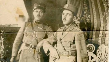 Yunan komutanının Osman Gazi T&uuml;rbesi'ndeki g&ouml;r&uuml;nt&uuml;s&uuml; bug&uuml;n de acı veriyor