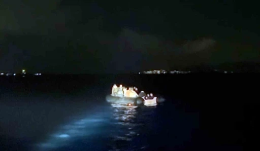 Yunan sahil g&uuml;venliği, 21&rsquo;i &ccedil;ocuk 33 d&uuml;zensiz g&ouml;&ccedil;meni &ouml;l&uuml;me itti
