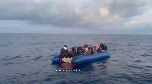 Yunanistan lastik botun motorunu s&ouml;k&uuml;p, ka&ccedil;ak g&ouml;&ccedil;menleri denizde &ouml;l&uuml;me terk etti
