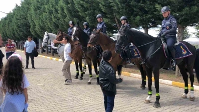 Yunus&rsquo;un diyarına gelen atlı Jandarmalar, vatandaşların ilgisini topladı
