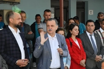 Yunusemre Belediyesinde iş&ccedil;ilere 1 Mayıs ikramiyesi
