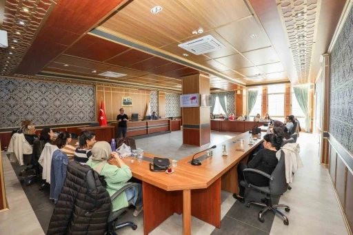 Yunusemre Belediyesinin eğitmenleri eğitimden ge&ccedil;ti
