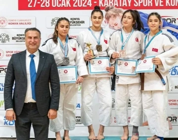 Yunusemre&rsquo;nin &uuml;mitleri Konya&rsquo;dan &uuml;&ccedil; madalya ile d&ouml;nd&uuml;
