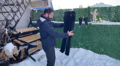 Yurdun doğusu dondu; Dışarı asılan kıyafetler buzla kaplandı, havaya serpilen kaynar su yere d&uuml;şmeden buz oldu
