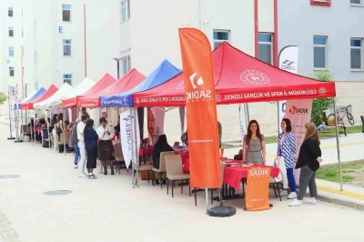 Yurtlarda kalan kız &ouml;ğrenciler kariyer fuarında firmalarla buluştu
