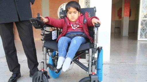 Y&uuml;r&uuml;me engelli &ouml;ğrenci ak&uuml;l&uuml; tekerlekli sandalyesine kavuştu
