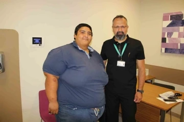 Y&uuml;r&uuml;mekte bile zorluk &ccedil;ekiyordu, 248 kiloda t&uuml;p mide ameliyatı oldu
