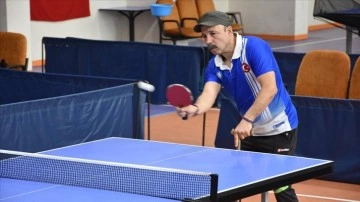 "Y&uuml;r&uuml;yemezsin" denilse de ayağa kalktı, masa tenisinde final hedefi koydu