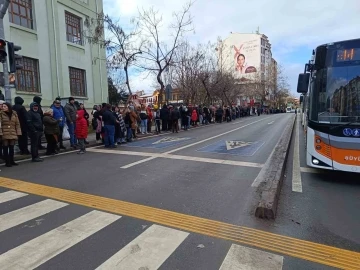 Y&uuml;zlerce vatandaş Sivrihisar D&ouml;vme Sucuk Festivali&rsquo;ne gitmek i&ccedil;in sıraya girdi
