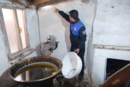 Zabıta ekiplerinden tatlı &uuml;retilen merdiven altı depoya baskın
