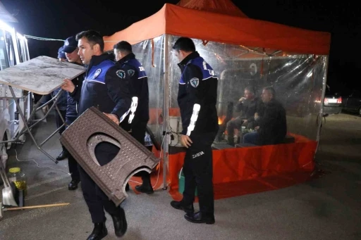 Zabıtanın gece operasyonunda seyyarın s&ouml;zleri pes dedirtti: "Bir daha yaparız, bizde para &ccedil;ok&rdquo;
