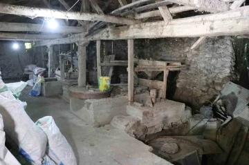 Zamanının b&uuml;y&uuml;k fabrikası olan su değirmeni 4 asırdır hizmet veriyor
