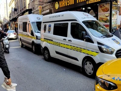 B&ouml;cek ailesinin kaldığı Fatih&rsquo;teki otelde 2 turist hastaneye kaldırıldı