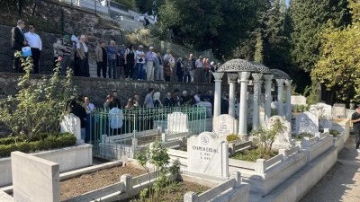 Zeki M&uuml;ren kabri başında dualarla anıldı