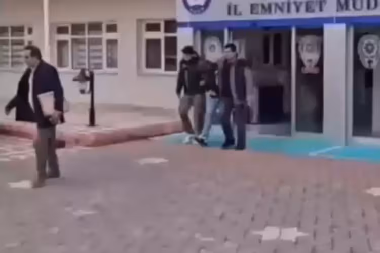 16 yaşındaki &ccedil;ocuk, sosyal medyada 1,5 milyon lira dolandırıldı