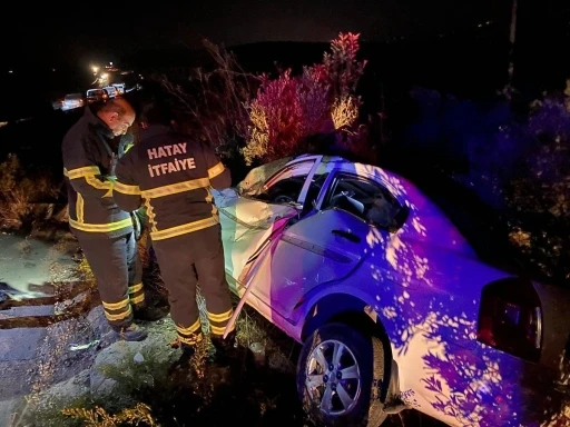 Zeytin bah&ccedil;esine devrilen aracın s&uuml;r&uuml;c&uuml;s&uuml; yaralandı
