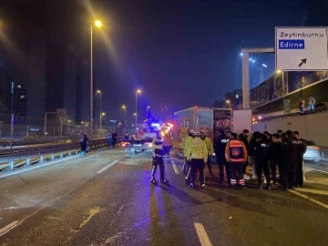 Zeytinburnu E-5 Karayolu&rsquo;nda l&uuml;ks otomobil yol bakım aracına &ccedil;arptı: 5 yaralı
