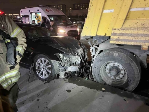 Zeytinburnu E-5&rsquo;te otomobil polis aracına &ccedil;arptı: 3 yaralı
