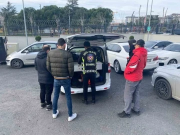 Zeytinburnu&rsquo;nda d&uuml;ğ&uuml;n konvoyunda caddeyi kapatıp, etrafa para sa&ccedil;an şahıslara ceza yağdı
