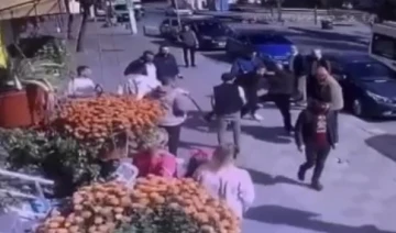 Zeytinburnu&rsquo;nda elinden aldığı bı&ccedil;akla hırsızı yaraladı
