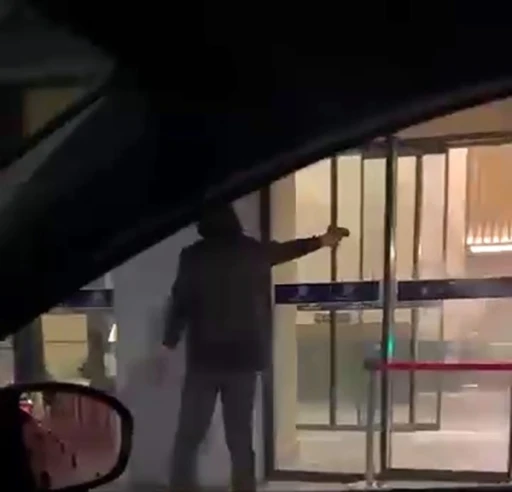 Zeytinburnu&rsquo;nda husumetlisini lobiye &ccedil;ağırıp silahlı saldırı d&uuml;zenleyerek, o anları da kayda aldılar
