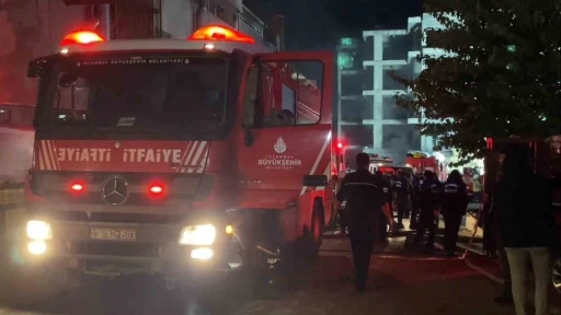 Zeytinburnu&rsquo;nda iş merkezindeki yangını s&ouml;nd&uuml;rme &ccedil;alışmaları s&uuml;r&uuml;yor
