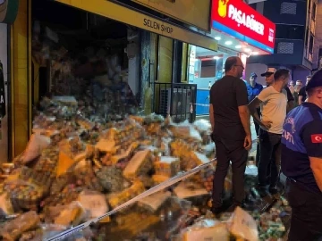Zeytinburnu&rsquo;nda tekel bayisinin asma tavanı &ccedil;&ouml;kt&uuml;, faciadan d&ouml;n&uuml;ld&uuml;: 1 yaralı
