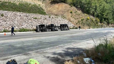 Zift y&uuml;kl&uuml; tankeri taşıyan tır devrildi: 1 kişi yaralandı
