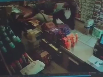 Zincir markette &ccedil;alışan kadın kasiyere saldırı anı kamerada