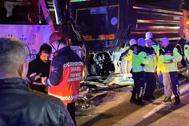 Zincirleme kaza: &Ouml;l&uuml; ve yaralılar var...