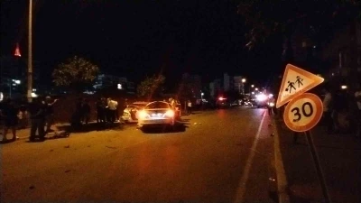 Zincirleme kazada 3 otomobil hurdaya d&ouml;nd&uuml;, 7 kişi yaralandı