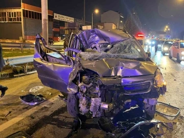 Bursa plakalı ara&ccedil; kazaya karıştı diğer ara&ccedil; kağıt gibi ezildi: 1&rsquo;i ağır 3 yaralı