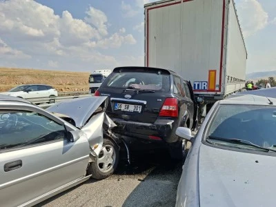Zincirleme kazaya neden olan anız yangını s&ouml;nd&uuml;r&uuml;ld&uuml;