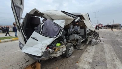 Zincirleme trafik kazasında aralarında &ouml;ğrencilerinde olduğu &ccedil;ok sayıda yaralı
