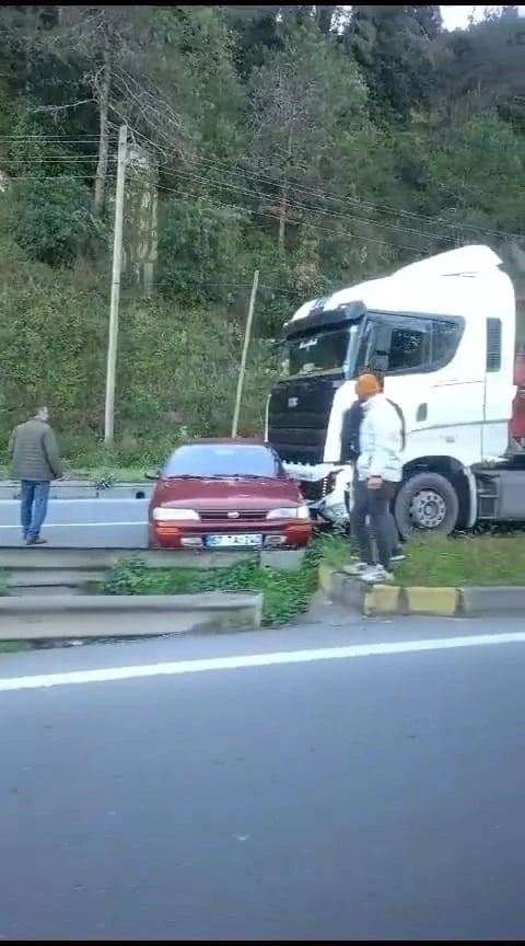 Zonguldak Ereğli&rsquo;de otomobil ile tır &ccedil;arpıştı
