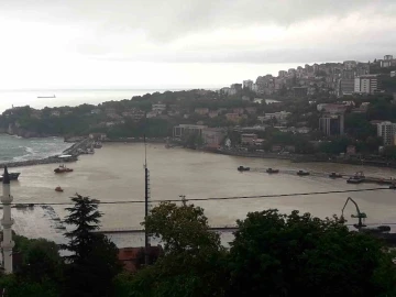 Zonguldak Limanı sarı renge d&ouml;nd&uuml;
