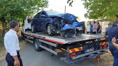 Zonguldak&rsquo;ta direksiyon hakimiyetini kaybeden otomobil ağaca &ccedil;arptı