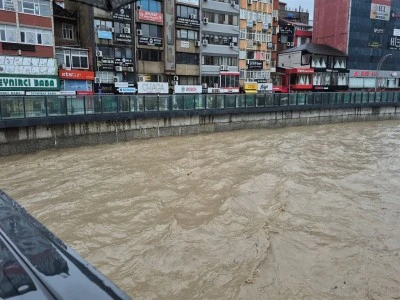 Zonguldak'ta sağanak; dereler taştı, istinat duvarı &ccedil;&ouml;kt&uuml;
