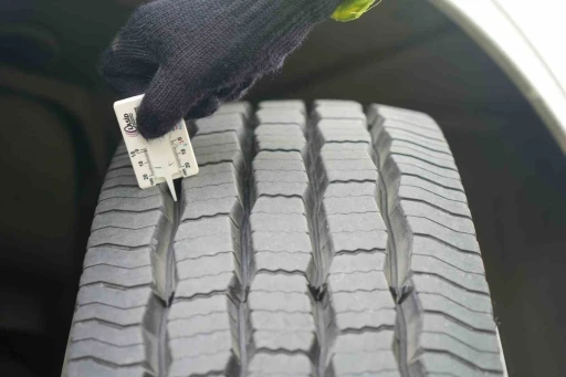 Zorunlu kış lastiği uygulaması başladı, 43 ilin ge&ccedil;iş g&uuml;zergahında sıkı denetim: Ara&ccedil;lar tek tek durduruluyor
