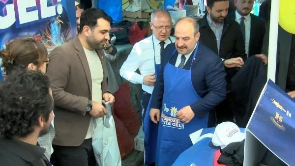 Bakan Varank, pazarcı &ouml;nl&uuml;ğ&uuml; ile vatandaşa seslendi