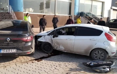 Bursa'da 2 kişinin yaralandığı trafik kazasının kamera g&ouml;r&uuml;nt&uuml;leri 