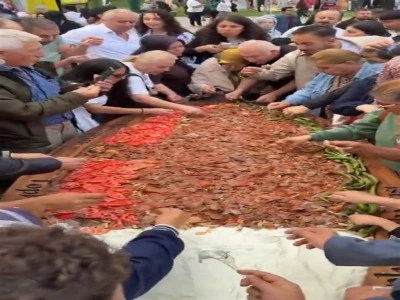 Bursa'da 3 metrelik tepside 50 kilo İskender kebabı yemek i&ccedil;in sıraya girdiler