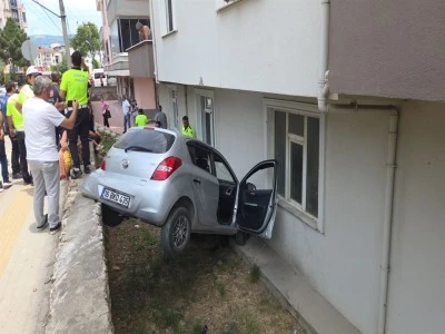 Bursa'da otomobil apartman bah&ccedil;esine u&ccedil;tu: 2'si &ccedil;ocuk 3 yaralı