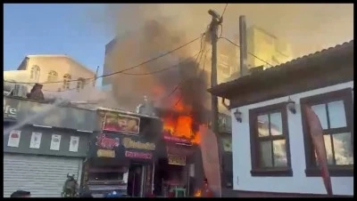  Bursa&rsquo;da tarihi semtte yangın &ccedil;ıktı, 2 d&uuml;kkan alevlere teslim oldu